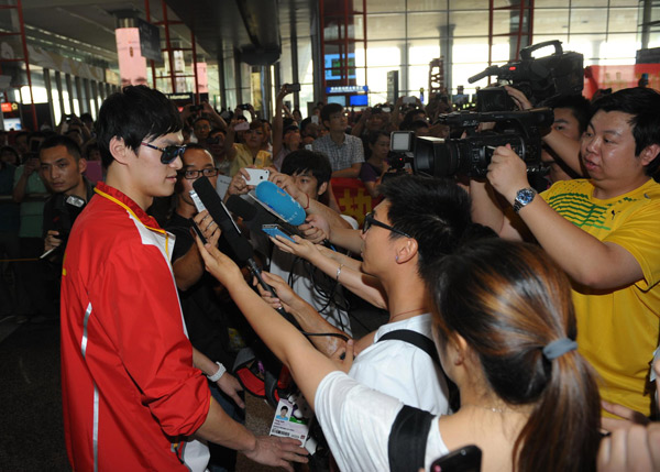 Chinese swimmers get hero's welcome at Beijing