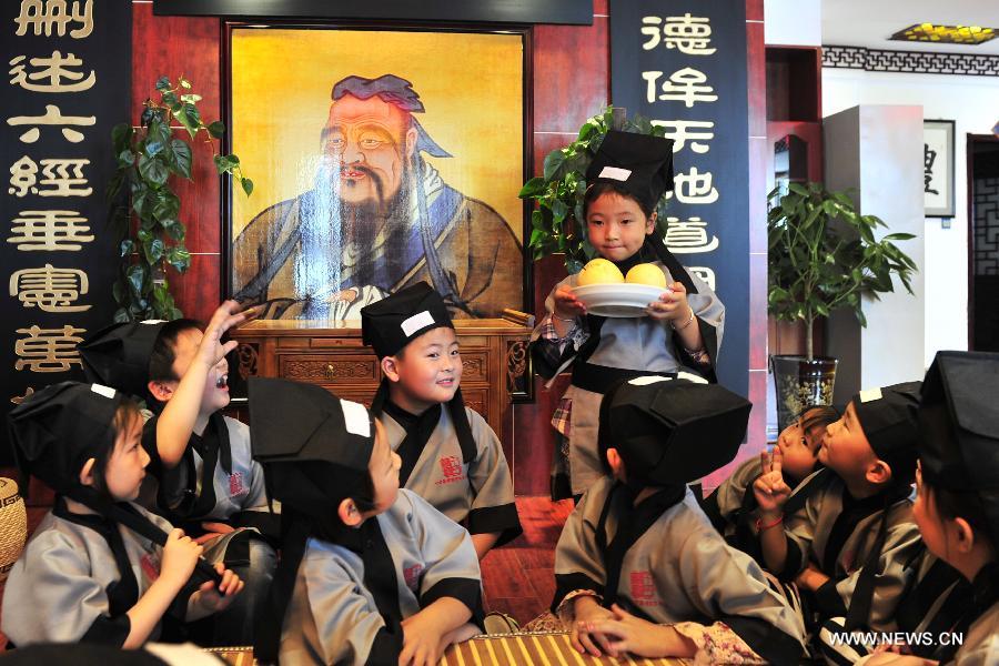 Traditional class attracts many children in Lanzhou