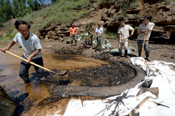 Oil spill pollutes river in NW China