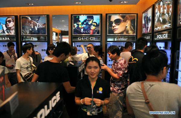 Sanya's duty-free shop attracts tourists