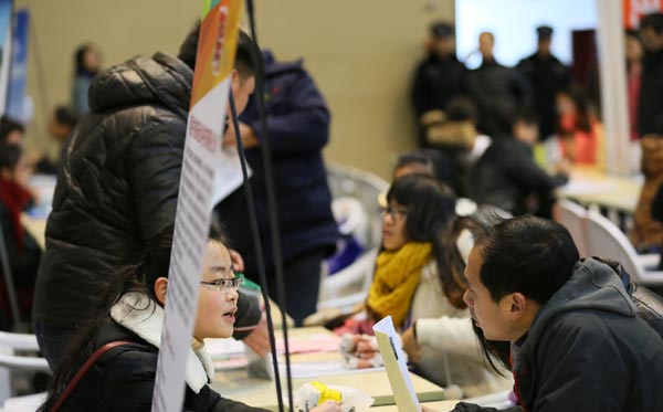 Graduates swarm to job fair in Jiangsu province