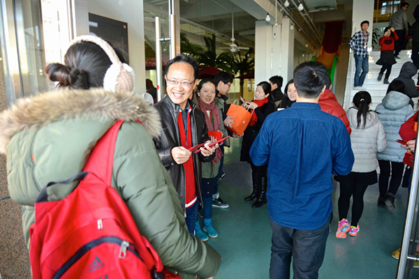 Internet companies gift red envelopes to employees