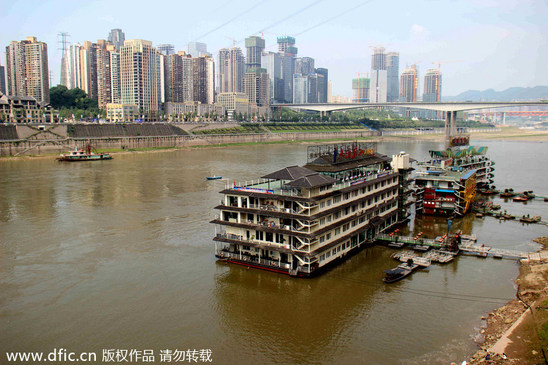 Luxury hotel 'floats' in Chongqing