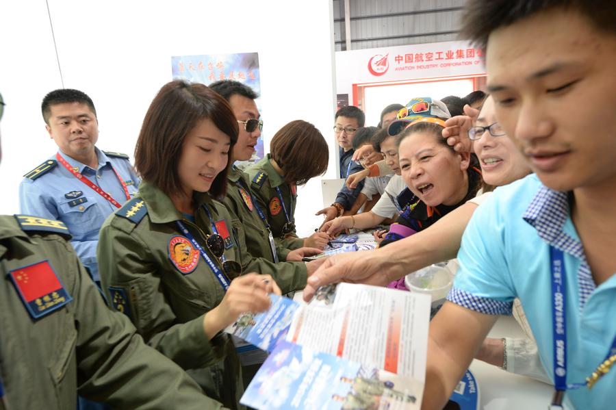 Aerial acrobats perform at China Airshow