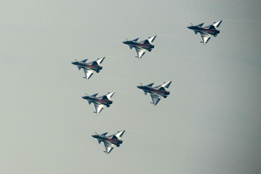 Aerial acrobats perform at China Airshow