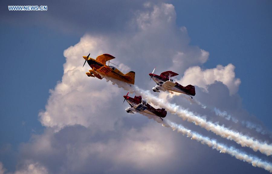 Aircrafts show aerobatics at 2015 Shenyang Faku Intl Flight Convention