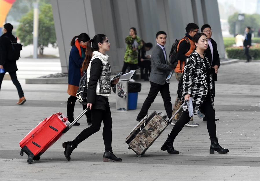 Students crowd job fair in East China's Nanjing