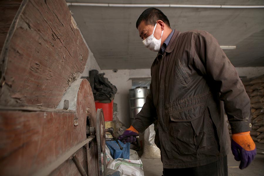 Father and son run oil mill in Jilin province