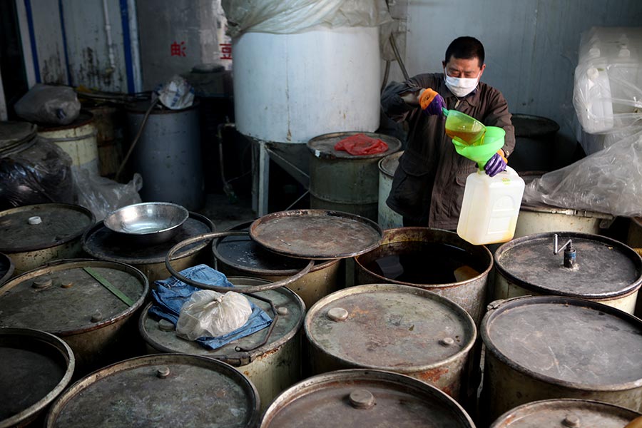 Father and son run oil mill in Jilin province