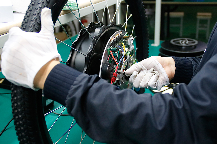 Young people invent bicycle wheel hub charger