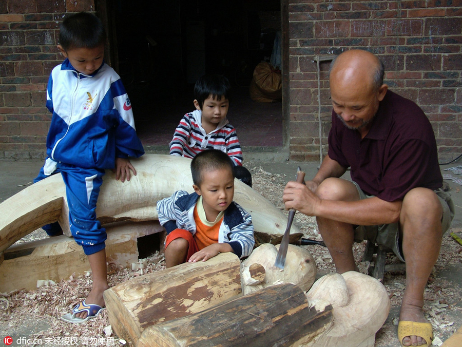 Elderly man carries on 1,000-year old dragon boat craft