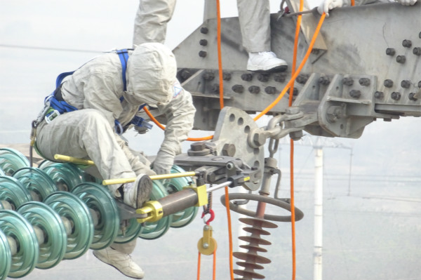 A 'commando' working on extra-high voltage cables