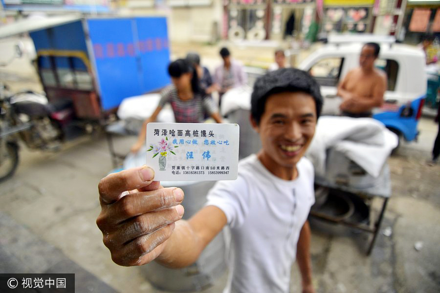 Young entrepreneurs sell steamed bread like hotcakes