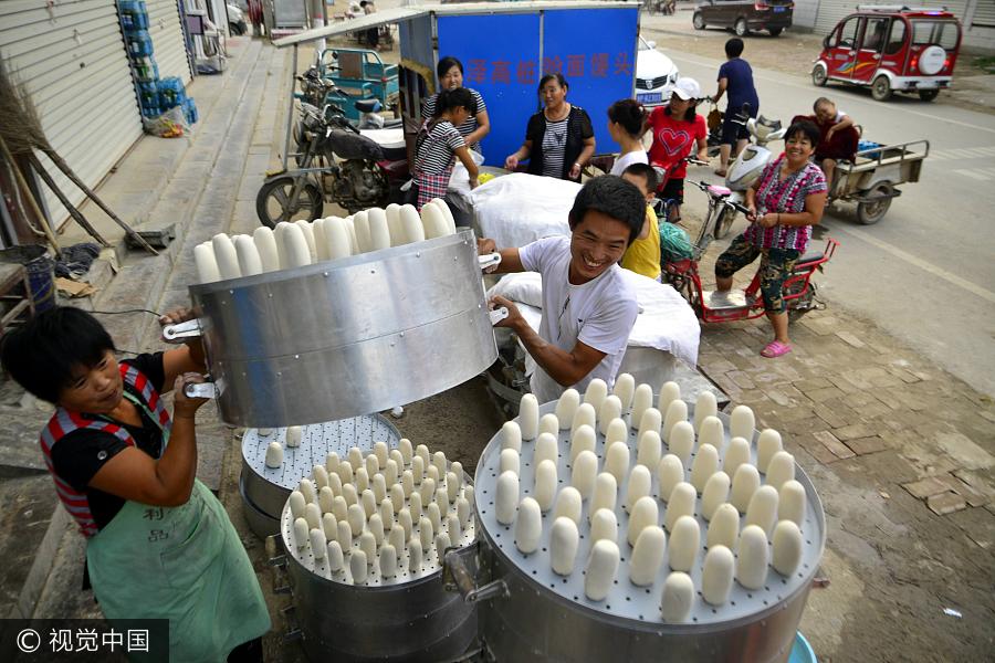 Young entrepreneurs sell steamed bread like hotcakes