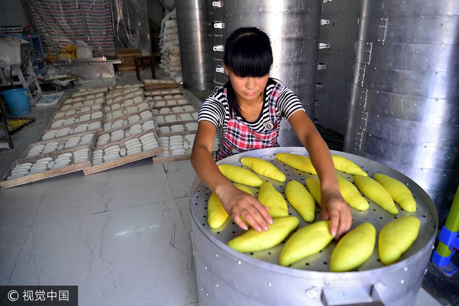 Young entrepreneurs sell steamed bread like hotcakes