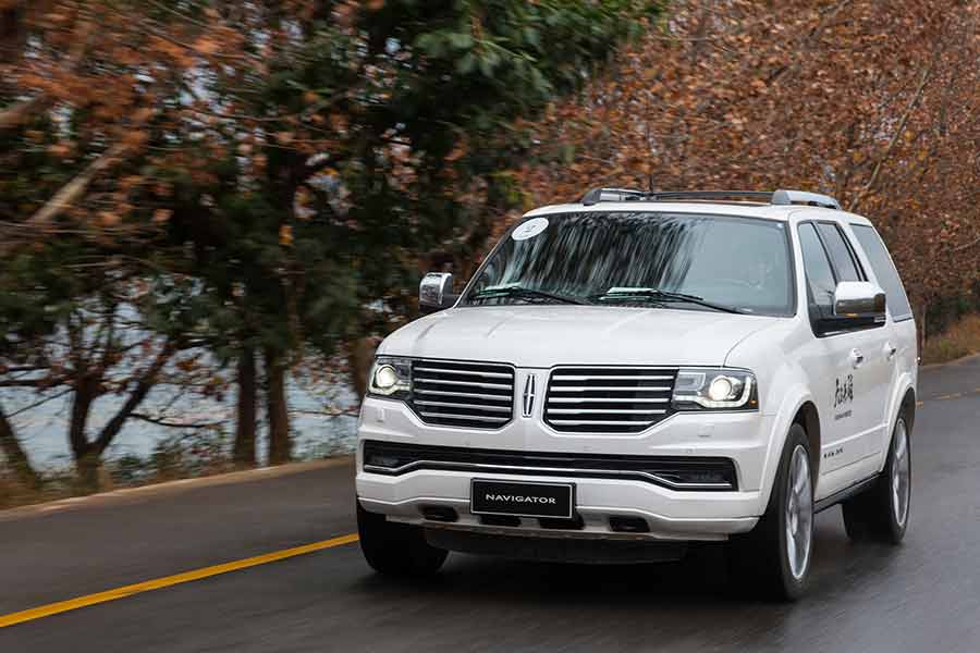 Lincoln Navigator SUV crosses Yunnan