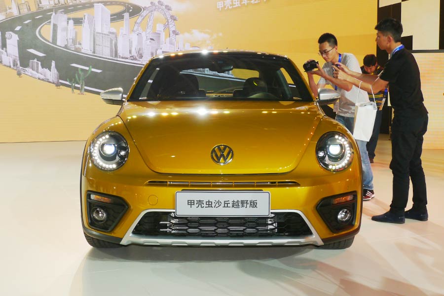 Lu Han excites VW Beetle Dune launch