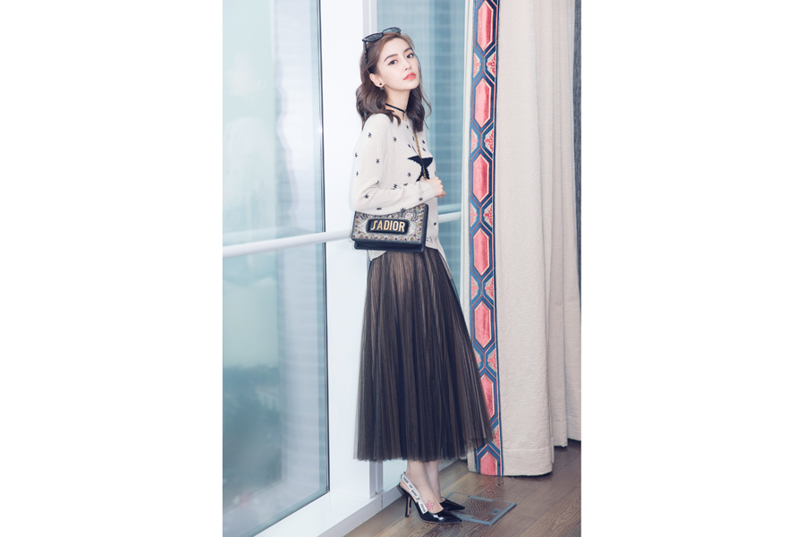 Fashion queen Angelababy releases fashion photos