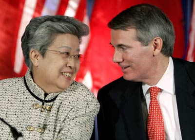 Chinese Vice Premier Wu Yi (L) and US Trade Representative Rob Portman speak at a news conference following the annual meeting of US-China Joint Comission on Commerce and Trade in Washington April 11, 2006. [Reuters]