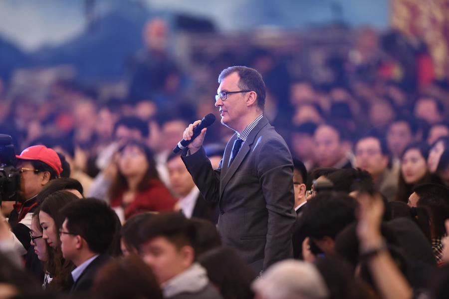 Premier Li Keqiang meets press