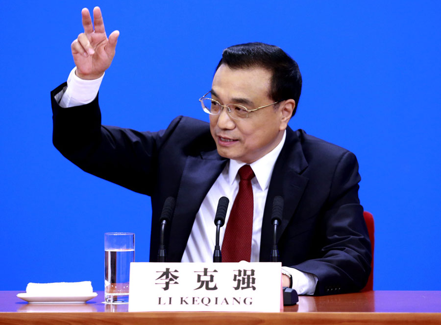 Premier Li Keqiang meets press