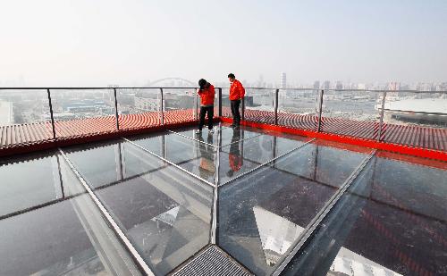 Indoor decoration in China Pavilion of World Expo starts