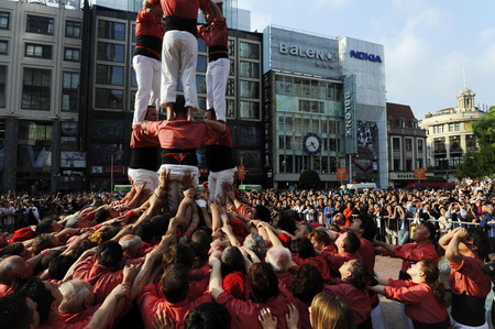 'Human tower' spectacle show at Expo