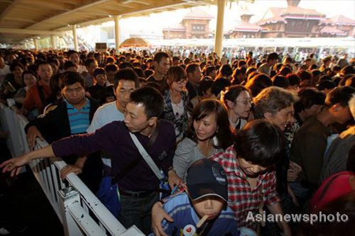 Record number of visitors swarm into Shanghai Expo site