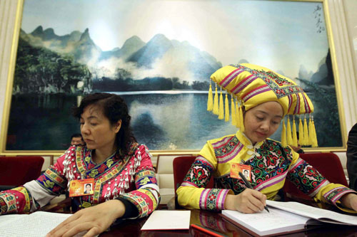 Diversified ethnic costumes of NPC deputies