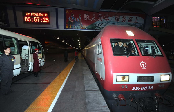 First group of CPPCC members arrives in Beijing