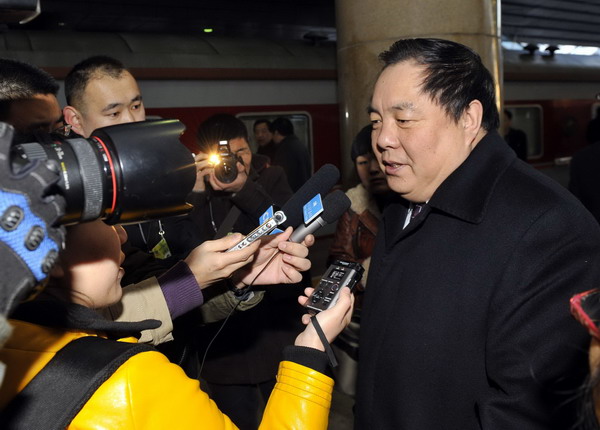 First group of CPPCC members arrives in Beijing