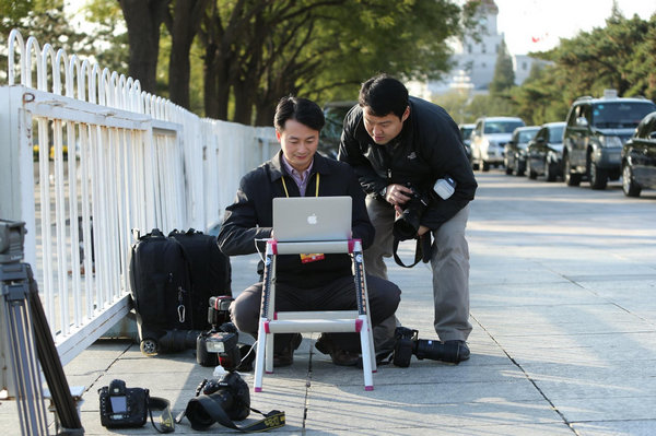 Journalists cover opening ceremony of CPC congress