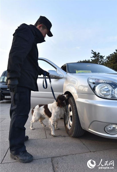 One Minute: sniffer dogs, too many reporters, no tax on <EM>hongbao</EM>