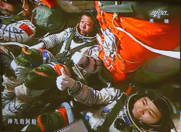 China's first manual space docking successful