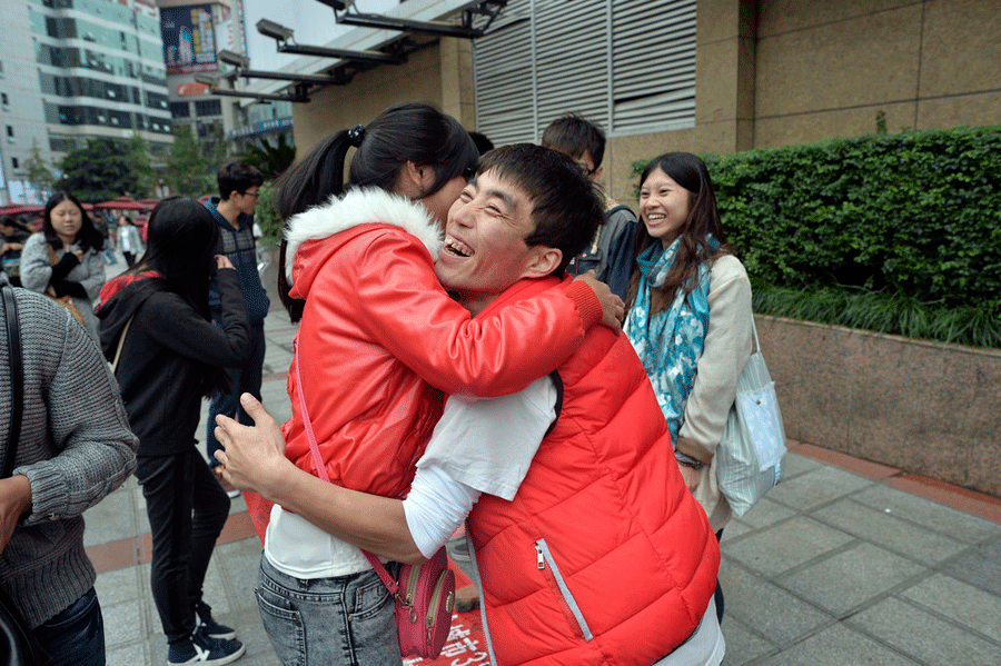 Man aims to collect 10,000 hugs for 'china dolls'