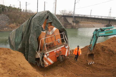 Locomotive runs into river, no reports of injuries