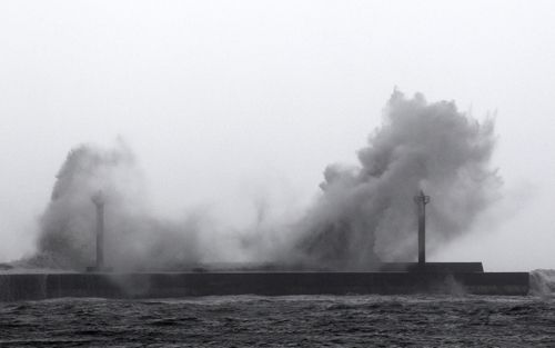 Typhoon Fanapi hits Taiwan