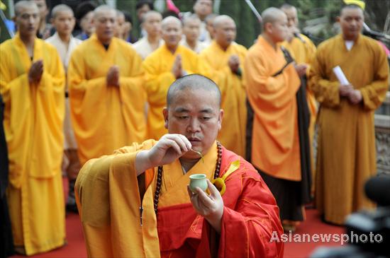 Police probe prostitution rumors of Shaolin abbot