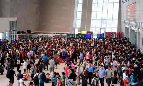 Typhoon-caused flood disrupts trains in Liaoning