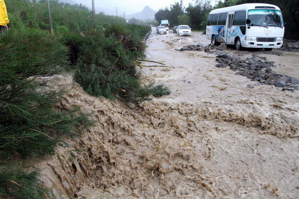 Typhoon Tembin lands on Taiwan