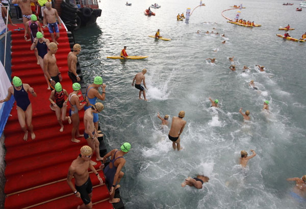 Thousands brave Hong Kong harbour swim