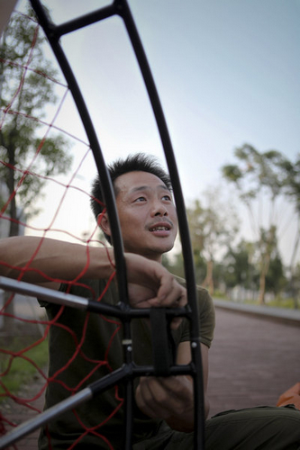 Worker beats traffic by paragliding to work