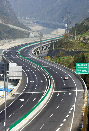 Expressway links quake-hit areas in SW China