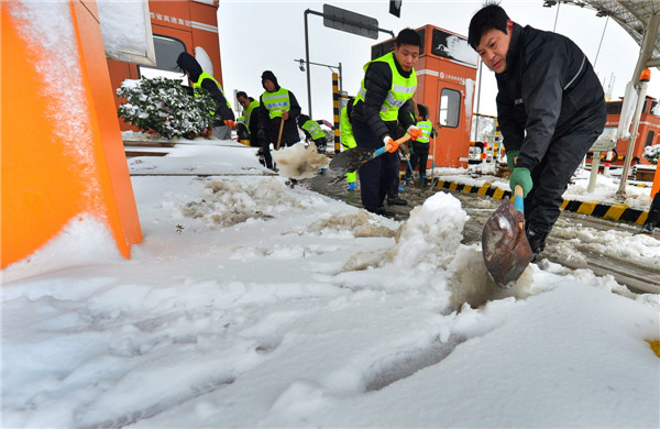 Snow shifting south, causing flight delays, road closures