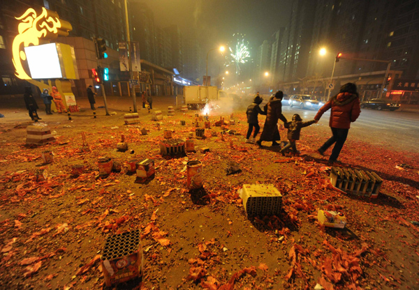 Smog, fireworks blanket Lantern Festival sky