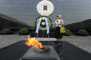 Students honor martyrs before Qingming Festival