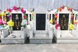 Students honor martyrs before Qingming Festival