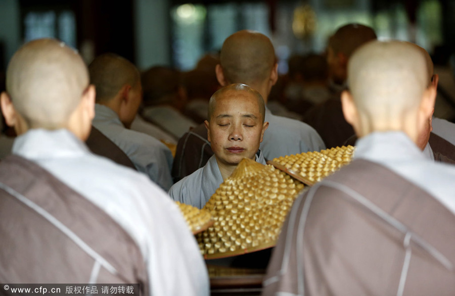 Traditional mendicants' walk held in East China