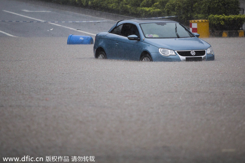 Heavy rain causes flood in South China city