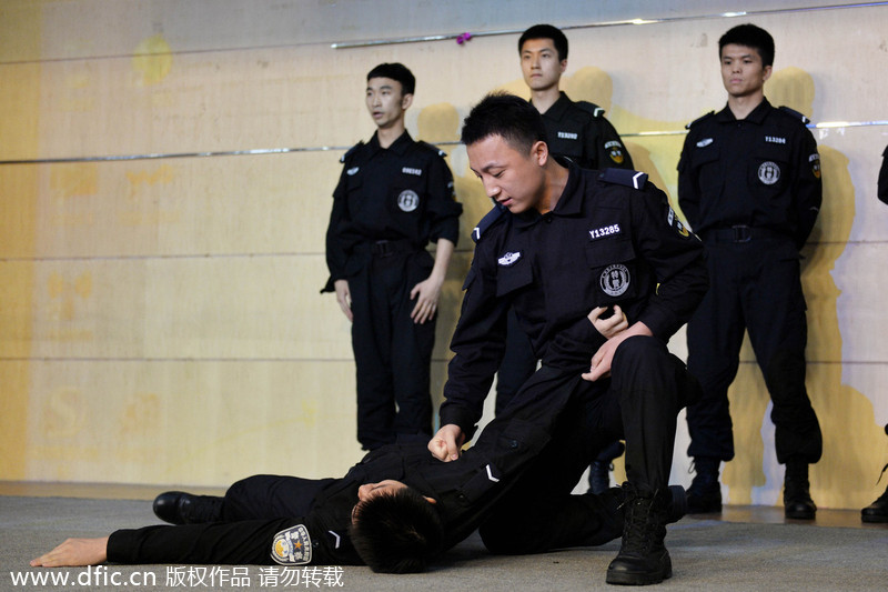 College students receive anti-terror training in Beijing